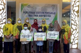 Peduli Pendidikan, Ikatan Istri Karyawan Pegadaian Makassar Salurkan Beasiswa untuk 56 Anak
