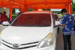 Konsep Drive Thru, Warga Makassar Antusias Ikut Vaksin COVID-19 di Gowa