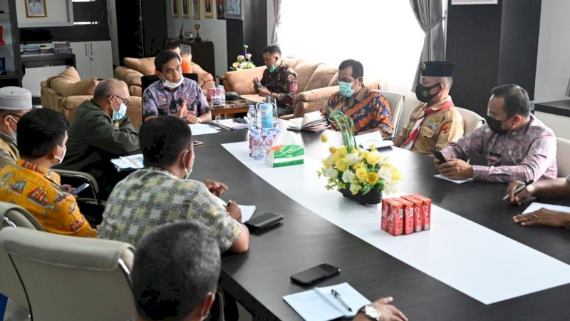 Sekretaris Kabupaten Sidrap, Sudirman Bungi, saat memimpin rapat persiapan pelaksanaan Pembelajaran Tatap Muka (PTM) di ruang kerjanya, Jumat (2/7/2021).
