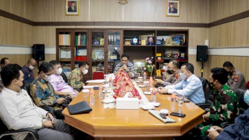 Bupati Barru, Suardi Saleh, memimpin rapat Forum Koordinasi Pimpinan Daerah (Forkopimda) Kabupaten Barru di ruang kerja Bupati, Jumat (2/7/2021).