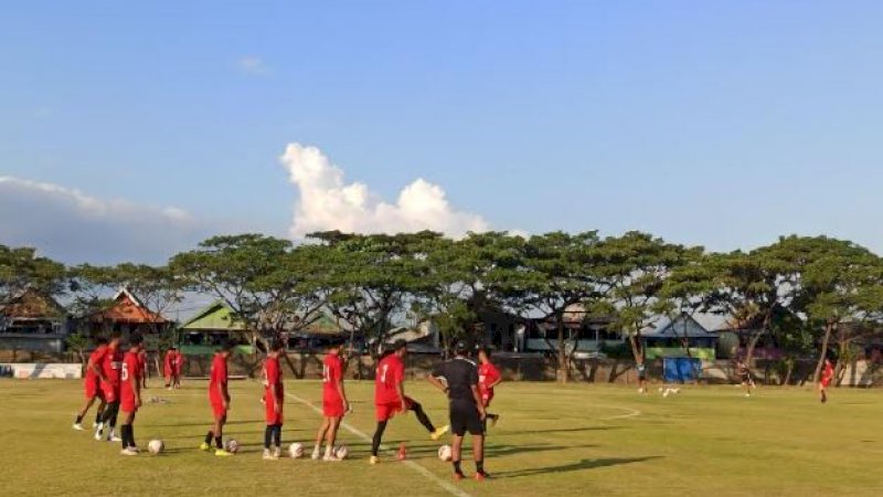 Skuat PSM Makassar saat latihann di Lapangan Bosowa Sport Center, Jalan Teuku Umar, Makassar. (Foto: Usman Pala/Rakyatku.com)
