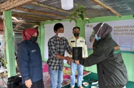 Yayasan Haji Kalla Kirim 1000 Bibit Alpukat Unggul untuk Petani Desa Tonasa Gowa