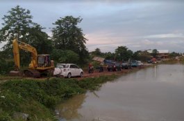 Respons Cepat Bupati Wajo, Jalan Rusak Akibat Banjir Bikin Macet di Cempa Sudah Ditangani