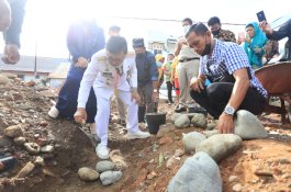Wali Kota Palopo Letakkan Batu Pertama Pembangunan Masjid di Penggoli