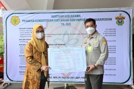 Menteri Pertanian RI Serahkan Bantuan Senilai Rp10 Miliar untuk Unhas
