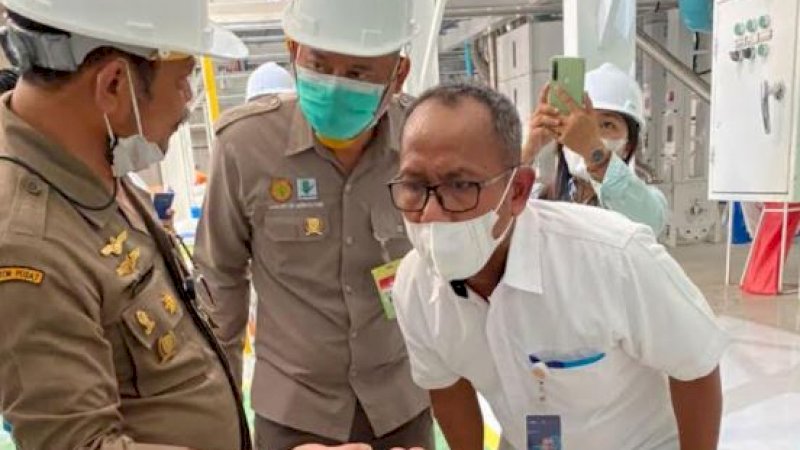 Menteri Pertanian, Syahrul Yasin Limpo (kiri), saat meninjau produksi beras premium di pabrik utama Bulog Panakkukang, Kota Makassar, Sulawesi Selatan, Selasa (6/7/2021).
