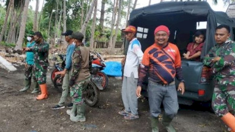 Momen kebersamaan satgas TMMD ke-111 Kodim 1415 Selayar dengan warga Kampung Tola di Kelurahan Bontobangun, Kecamatan Bontoharu.