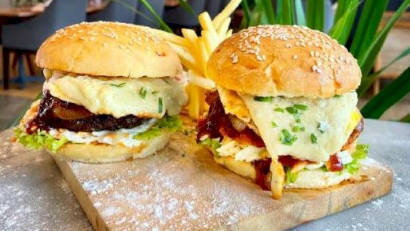 Menu fast food terdiri atas double big burger with french fries dengan harga Rp55.000 per porsi.