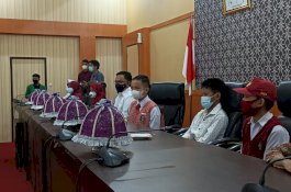 Kadis Diminta Pindah Kursi, Murid SD Duduk Berdampingan dengan Bupati Bantaeng