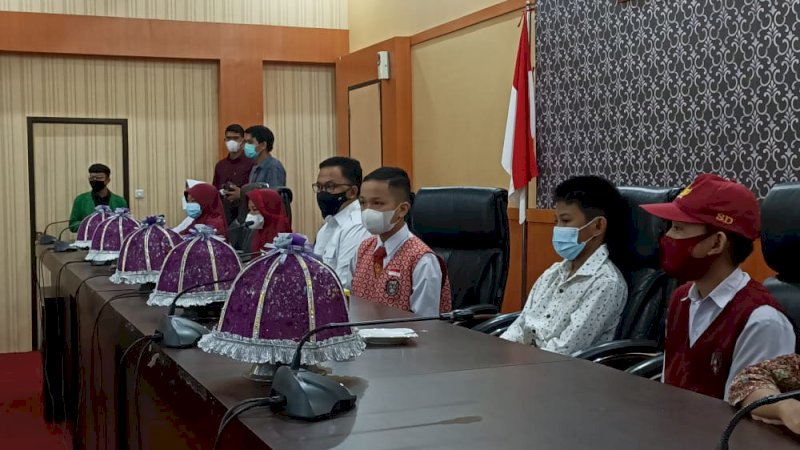 Kadis Diminta Pindah Kursi, Murid SD Duduk Berdampingan dengan Bupati Bantaeng
