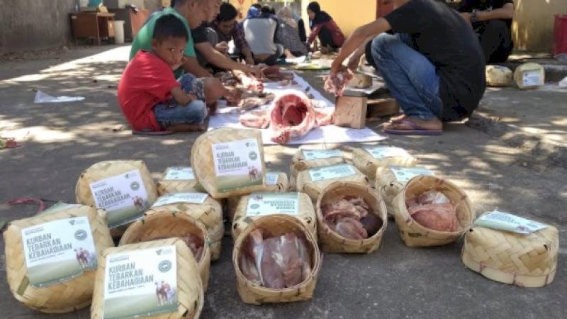 Daging kurban Dompet Dhuafa dikemas menggunakan besek.