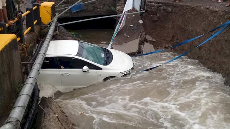 Mobil yang terperosok ke saluran air di Jeneponto. (Foto: Facebook/Muhammad Said Bella)