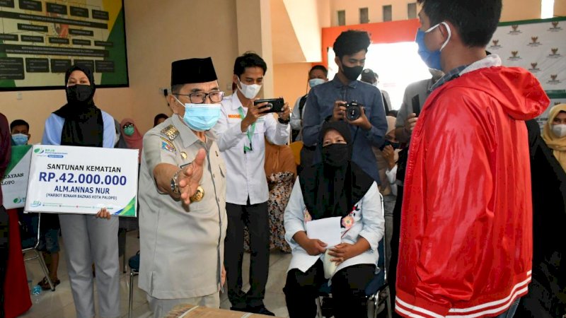 Wali Kota Palopo Saksikan Penyerahan Dana Zakat