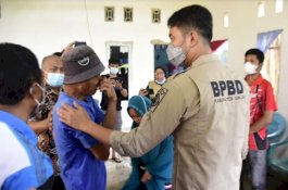 Tinjau Korban Banjir, Bupati Sinjai Serahkan Bantuan dan Minta Tetap Waspada