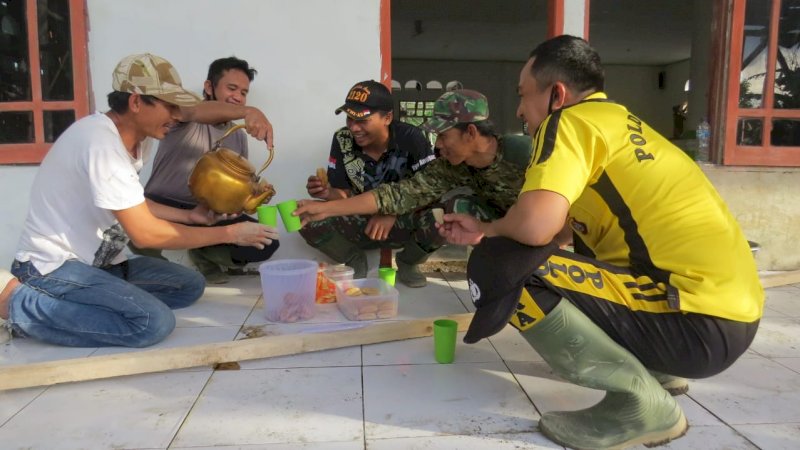 Keakraban Satgas TMMD bersama warha di Desa Aere, Kabupaten Kolaka Timur, Sulawesi Tenggara.