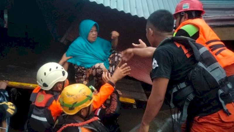 Evakuasi korban banjir oleh Tim SAR gabungan, Kamis (8/7/2021). 