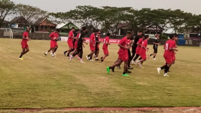 Skuat PSM Makassar menjalani 
latihan tertutup di Lapangan Bosowa Sport Center Makassar.