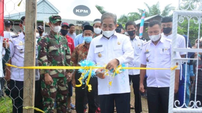 Bupati Sidrap, Dollah Mando, meresmikan pembukaan kebun binatang di Desa Bulo Wattang, Kecamatan Panca Rijang, Kabupaten Sidrap, Kamis (8/7/2021).