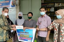 Serahkan Bantuan Korban Bencana Alam, Bupati Wajo Ingatkan Warga Tetap Waspada