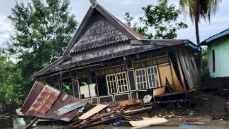 Kondisi rumah warga di Desa Maccinibaji, Kecamatan Batang, Kabupaten Jeneponto, setelah diterjag banjir bandang.