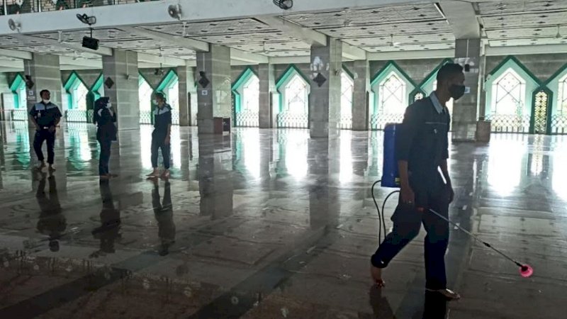 Setelah pelaksanakan salat Jumat, Masjid Al-Markaz langsung disterilkan dengan penyemprotan disinfektan.