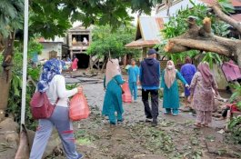 Dinas Kelautan Jeneponto Salurkan Bantuan Untuk Korban Banjir di Tarowang