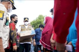 Plt Gubernur Serahkan Bantuan Rp3,5 Miliar ke Jeneponto, Sebagian untuk Korban Banjir
