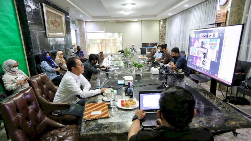 Wali Kota Makassar, Moh Ramdhan Pomanto menggelar virtual meeting yang juga turut di hadiri Wakil Wali Kota Makassar Fatmawati Rusdi beserta sekda juga seluruh SKPD serta Dirut Perusda juga para tim Makassar Recover, di jl Amirullah, Jumat(9/7).