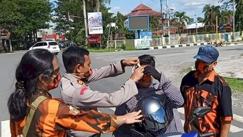Pemuda Pancasila turun ke masyarakat mengingatkan tentang protokol kesehatan COVID-19.