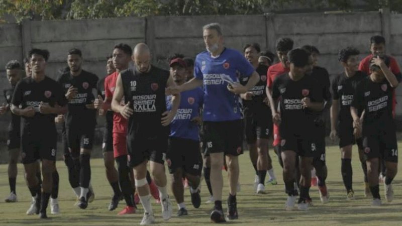 Pelatih PSM Makassar, Milomir Selslija, saat memimpin latihan timnya di Lapangan Bosowa Sport Center Makassar.