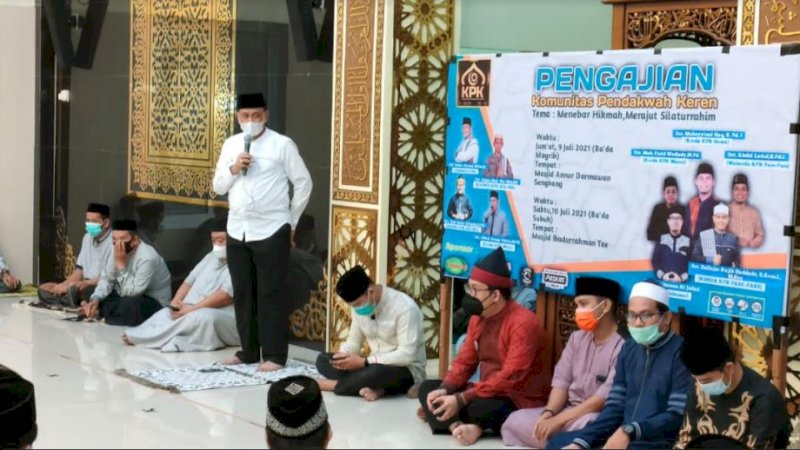 Amran Mahmud dalam balutan kemeja putih dan peci hitam, menghadiri pengajian rutin KPK di Masjid An-Nur Darmawan, Jalan Lembu Sengkang, Jumat (9/7/2021).