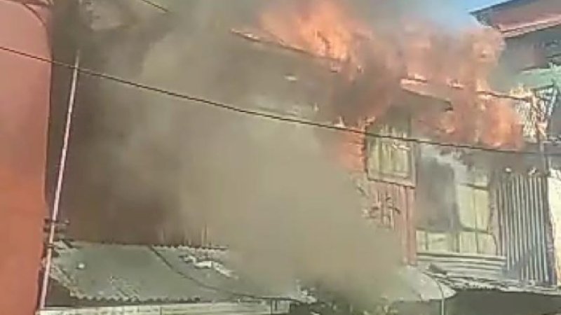 Kebakaran Hanguskan 5 Rumah Warga di Makassar, 15 Mobil Damkar Dikerahkan