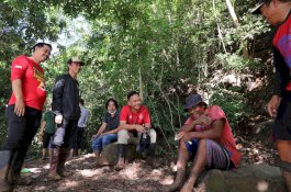 Bupati Bantaeng Kerja Bakti Bareng Petani Angkut Marterial Longsor
