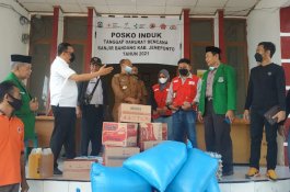 Pengurus Pusat Kerukunan Keluarga Turatea Bantu Korban Banjir di Jeneponto