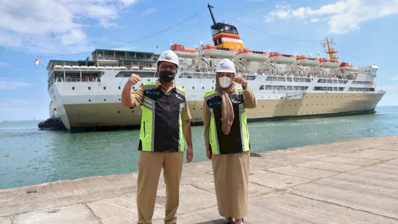 Wali Kota Makassar, Moh Ramdhan Pomanto dan Wakil Wali Kota Makassar, Fatmawati Rusdi saat berada didepan kapal pelni isolasi apung. 