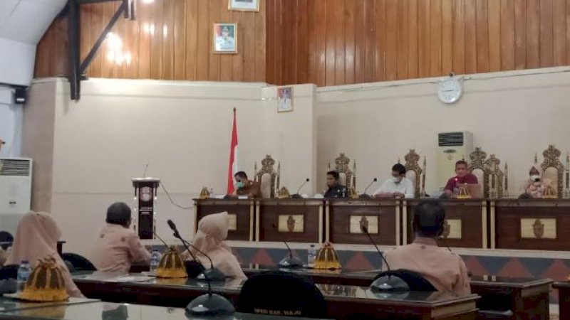 Pertemuan berlangsung di di ruang rapat paripurna Gedung DPRD Wajo, Selasa (13/7/2021).