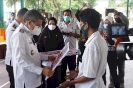 Diserahkan Taufan Pawe, Pemilik Rumah Tidak Layak Huni di Parepare Dapat Bantuan Rp2,8 Miliar