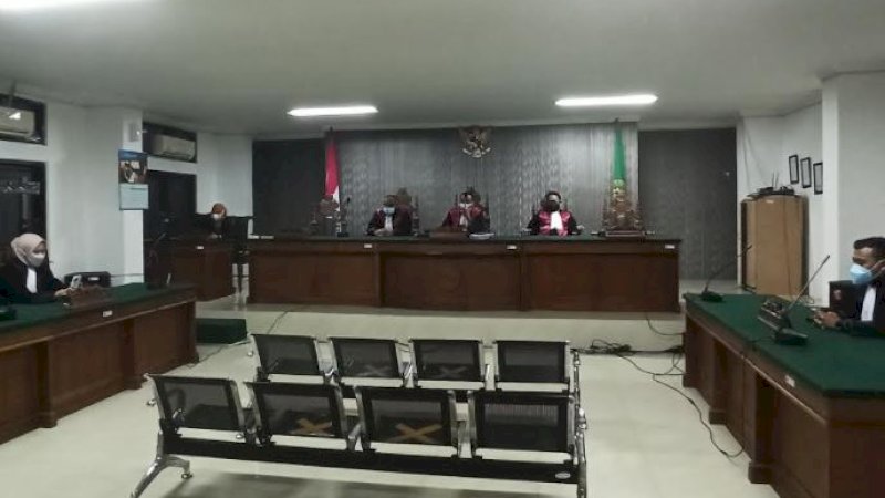 Suasana dalam ruang sidang Prof. Dr. Bagir Manan Pengadilan Negeri Kelas I A Khusus Makassar, Kamis (15/7/2021).(Foto: Usman Pala/Rakyatku.com)