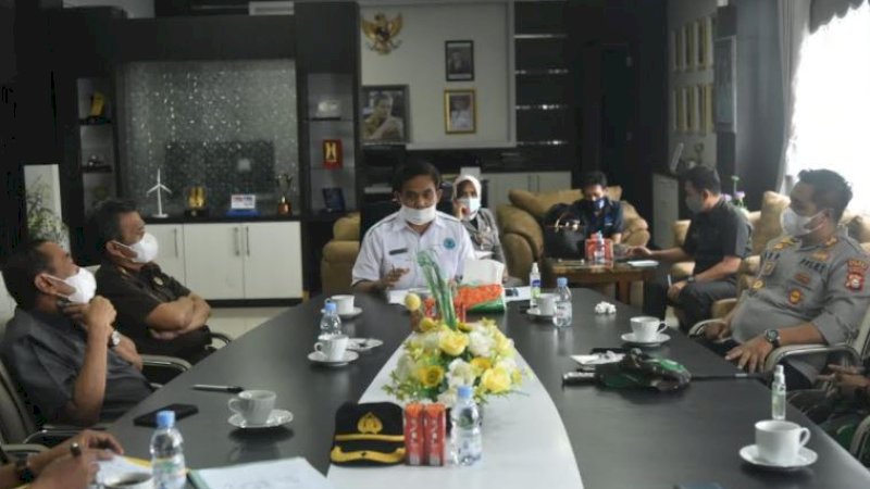 Sekretaris Daerah Sidrap, Sudirman Bungi, saat rapat dengan jajaran Forkopimda Sidrap, Kamis (15/7/2021).