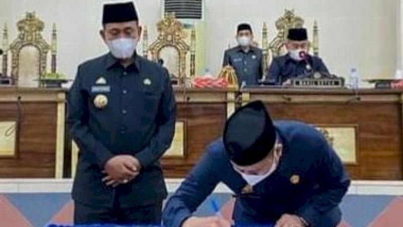 Penandatanganan nota kesepakatan berlangsung dalam rapat paripurna di Ruang Rapat Paripurna Kantor DPRD Wajo, Kamis (14/7/2021).