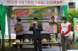 Serahkan Bantuan Pupuk, Bupati Sidrap Tekankan Prokes