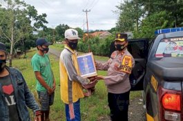 Polres Wajo Salurkan 200 Paket Sembako kepada Warga Kurang Mampu yang Terdampak Covid-19