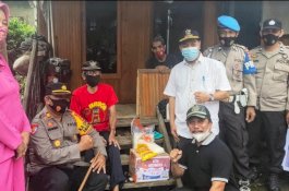 Camat Tempe dan Anggota DPRD Wajo Apresiasi Polsek Salurkan Sembako kepada Warga di Masa PPKM Darurat