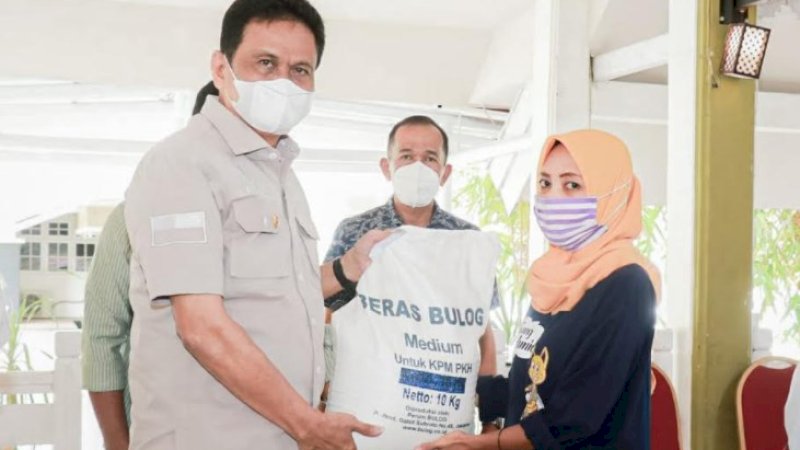 Bantuan Beras PPKM Darurat di Barru Mulai Disalurkan ke Warga