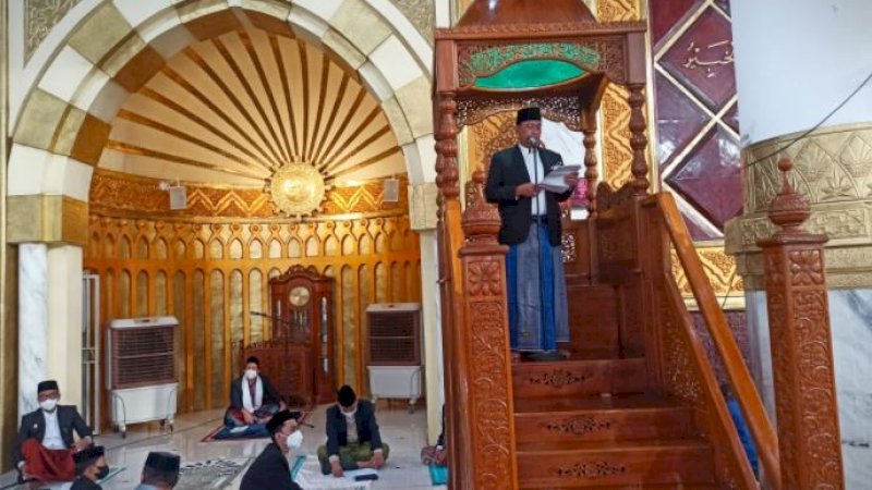 Bupati Wajo, Amran Mahmud, bertindak selaku khatib pada salat Iduladha di di Masjid Agung Ummul Qura, Sengkang, Selasa (20/7/2021).