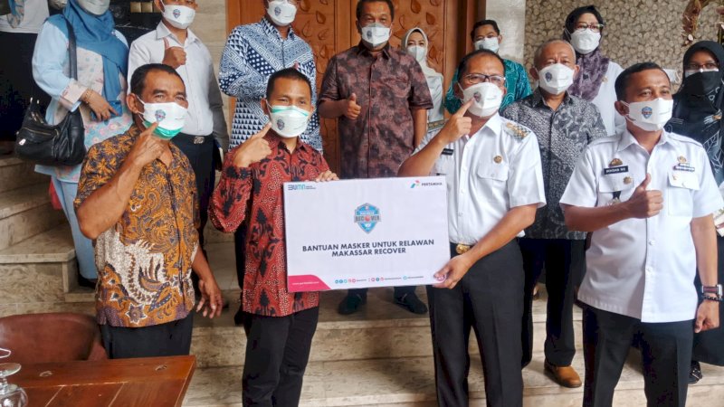 Wali Kota Makassar, Moh Ramdhan Pomanto menerima kunjungan Unit manager Communication,Relations&CSR Pertamina Regional Sulawesi Laode Syarifuddin Mursali yang hadir bertandang bersama rombongan ke Kediaman Pribadi Danny Pomanto di Jalan Amirullah, Rabu (21/7/2021).