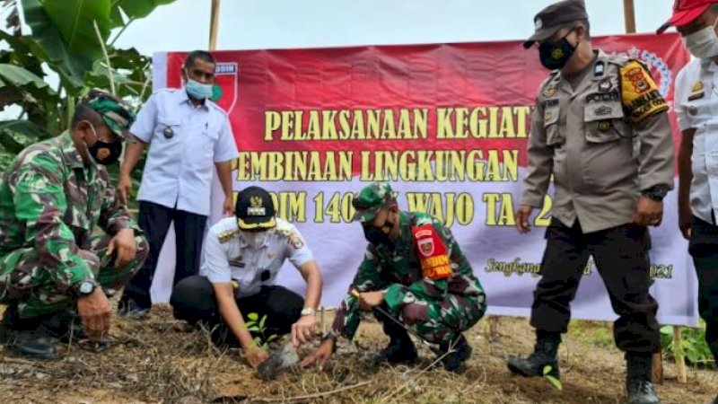 Penanaman Sejuta Pohon di Desa Mattirowalie, Kecamatan Maniangpajo, Kabupaten Wajo, Sulawesi Selatan, Rabu (21/7/2021). 