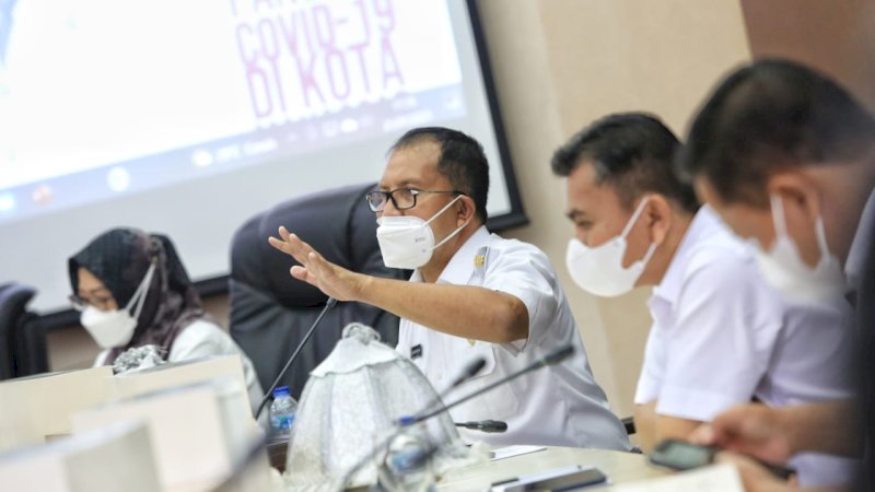 Wali Kota Makassar, Moh Ramdhan Pomanto saat memimpin rapat koordinasi Makassar Recover dan isolasi apung terpadu yang di adakan di Ruang Sipakatau Kantor Balaikota Makassar, Rabu (21/7/2021).