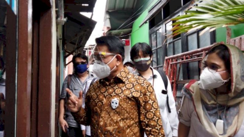 Kepala Staf Kepresidenan, Moeldoko, saat membagikan masker dalam tajuk Gerakan dari Pintu ke Pintu di Kelurahan Kebon Kosong, Kemayoran, Jakarta, Kamis (22/7/2021).
