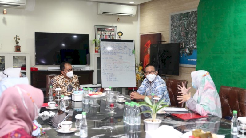 Wali Kota Makassar, Moh Ramdhan Pomanto saat menerima kunjungan Dirut RSKD Dadi, Arman Bausat di Kediaman pribadi Jalan Amirullah, Kamis (22/7/21). 